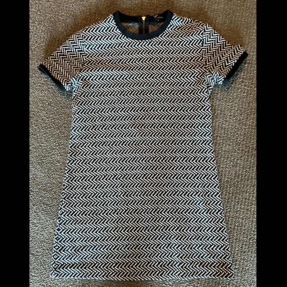 Comfortable T-Shirt Dress (black/white) with fun pattern.